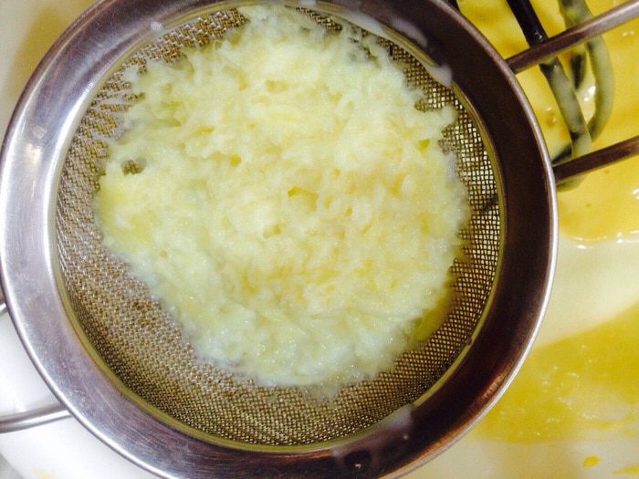 Панкейки с имбирным ароматом и с соусом из красной смородины