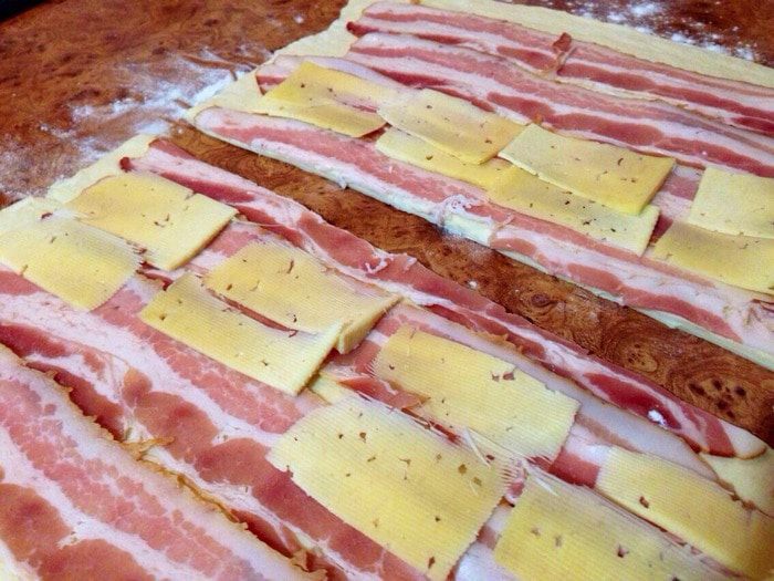 Слойка с мясом беконом и сыром