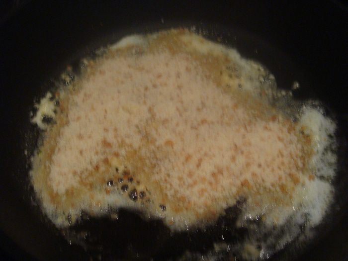Салат из руколы с чесночной панировкой