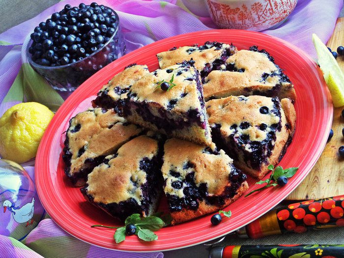 Пирог бисквитный с черникой