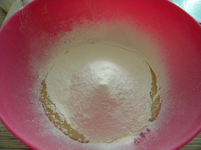 Масляный пирог с маринованной капустой