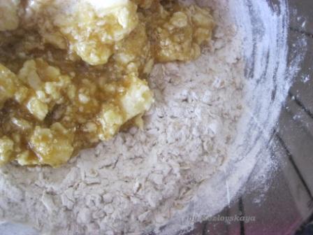 Овсяное печенье с ромово-изюмовым кремом