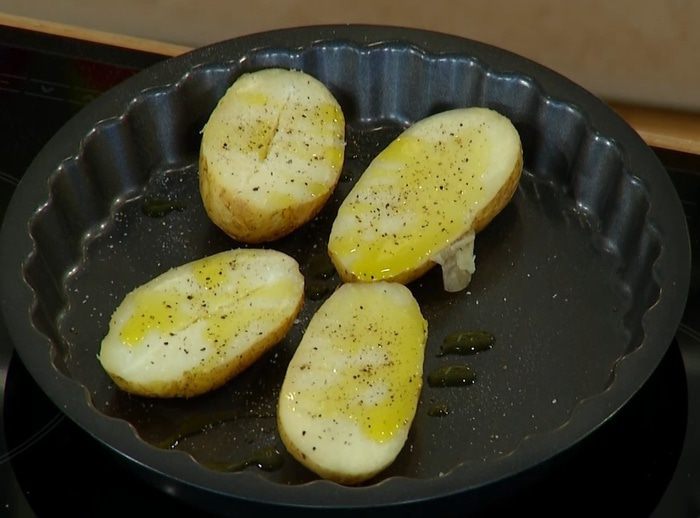 Картофель, начиненный творогом и копченой рыбой 