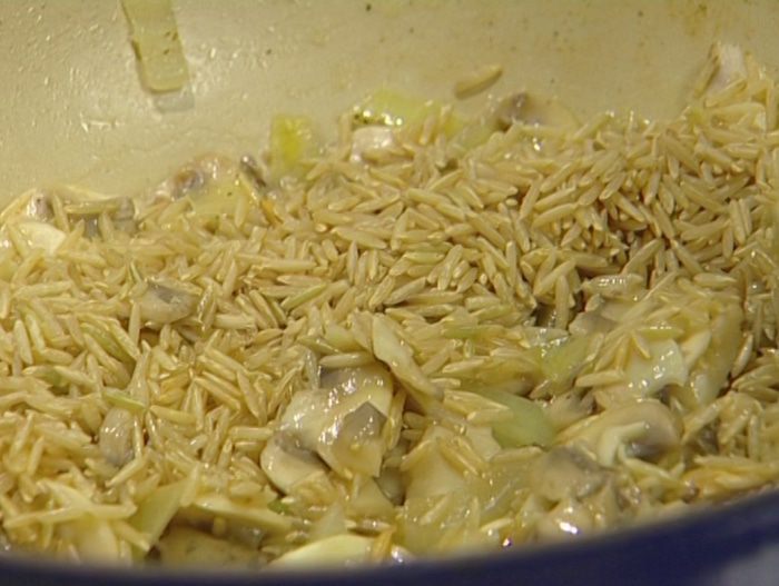 Бурый рис с грибами и зеленым горошком 