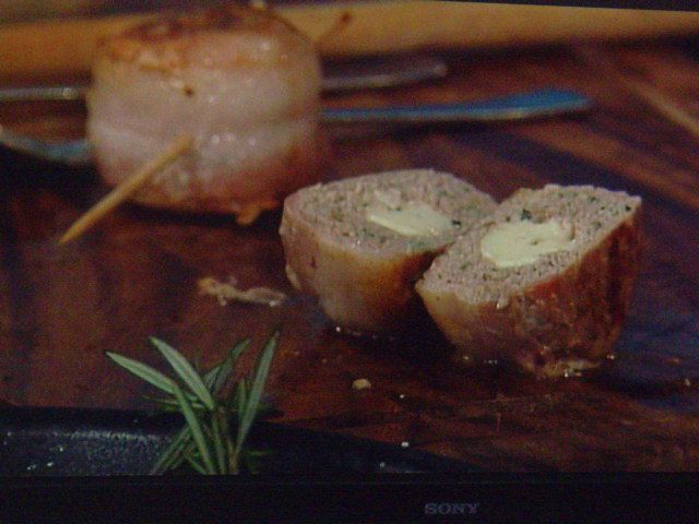 Тефтели в беконе с начинкой из моцареллы