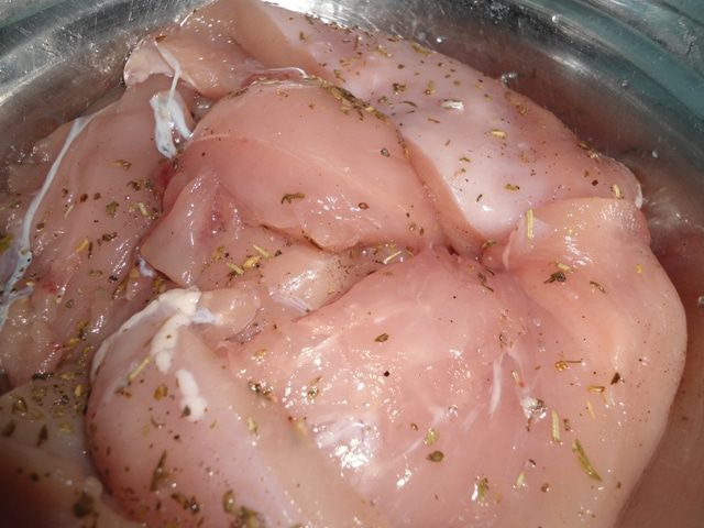 Куриная грудка, запеченная с чесночком 