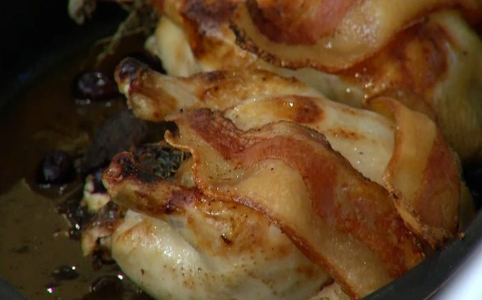 Цыплята, фаршированные творогом, грудинкой и виноградом