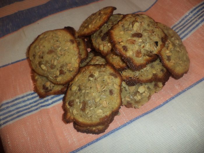 Овсяное печенье с изюмом и семечками
