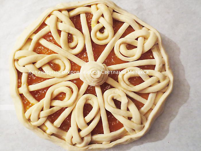 Пирог с начинкой из абрикосового джема (Фигурная выпечка - идея авторская)
