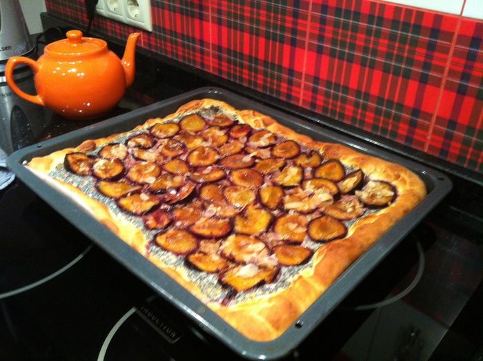 Сливовый пирог с маковой начинкой