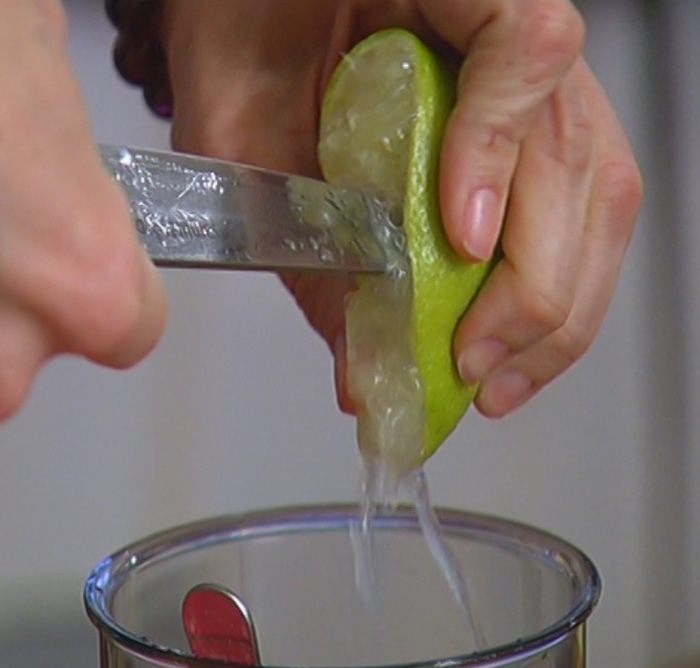 Острый салат из фасоли с креветками