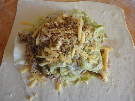 Пироги с мясом, капустой и фасолью