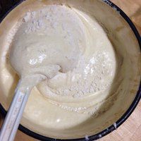 Торт из бисквита с клубничной пропиткой, клубникой и сливками