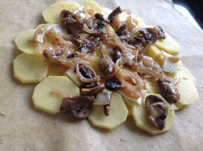 Ржаная галета с картофелем и грибами