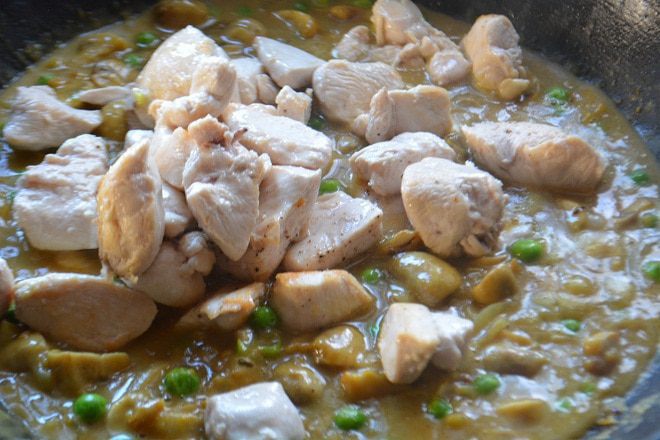 Карри с курицей, грибами и горошком