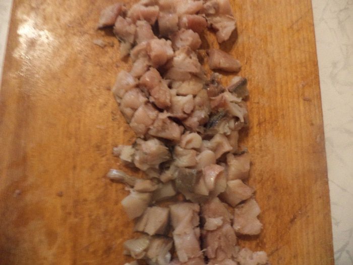 Салат из авокадо, копченой рыбки и бекона