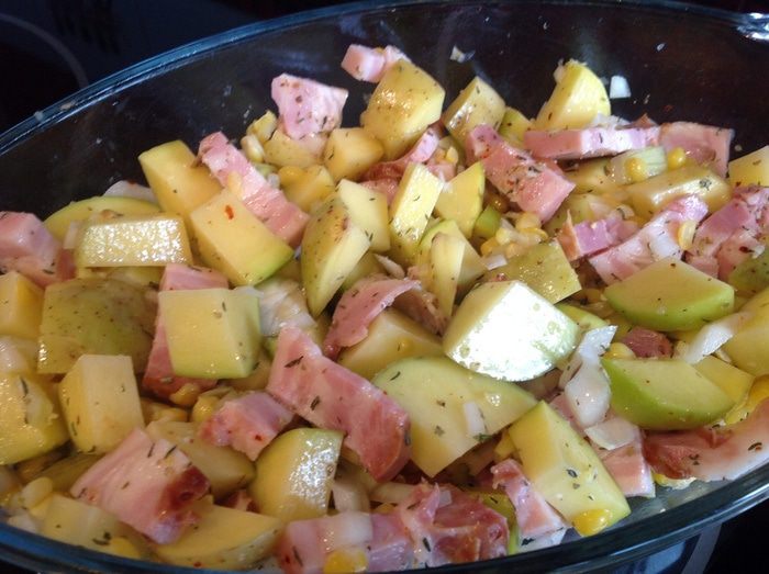 Яичница и запеченный картофель с беконом и ароматными травами