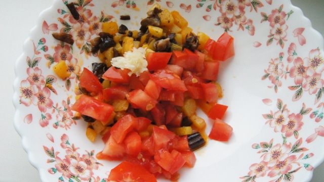 Мясные башенки с начинкой, запеченные под сырной шапочкой