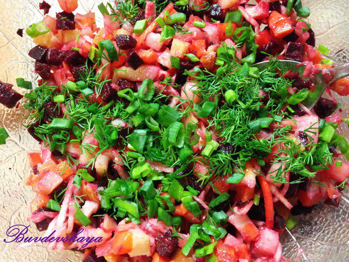 Винегрет из запеченных овощей с копченой курицей