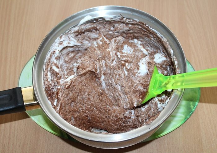 Блинный торт с шоколадным муссом, орехами и грушей