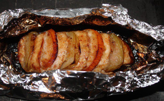 Куриное филе с хурмой и яблоками