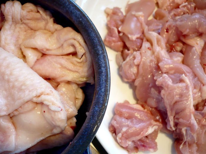 Куриные колбаски с шампиньонами и кедровыми орешками