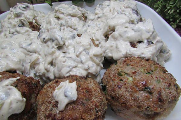 Мясные котлеты под сметанным соусом