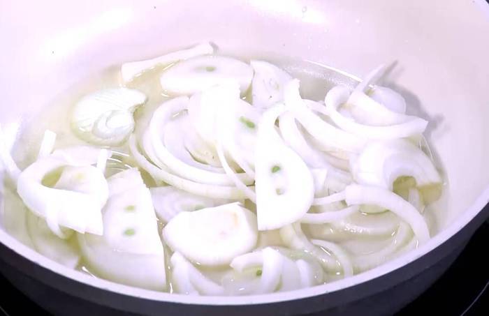 Яичница со сладким перцем, луком и помидорами 