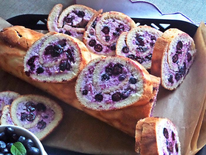 Рулет с творогом и черникой