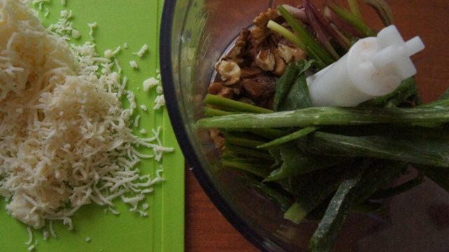 Салат с мясом, оливками и соусом песто из черемши