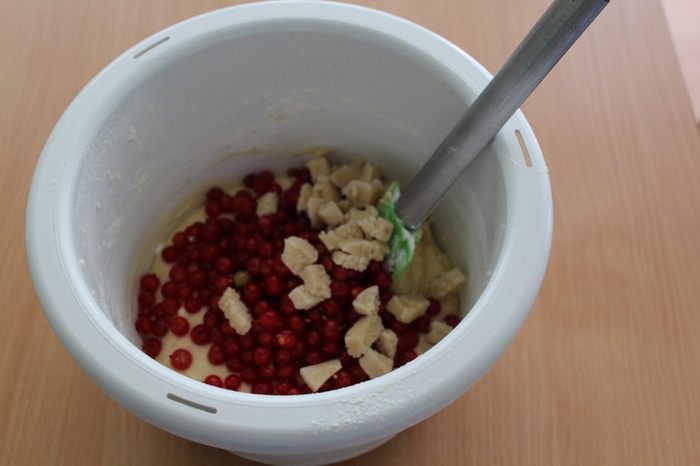 Кекс с марципаном и красной смородиной