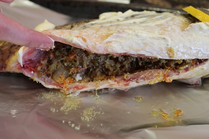 Запеченный карп с капустой и икрой