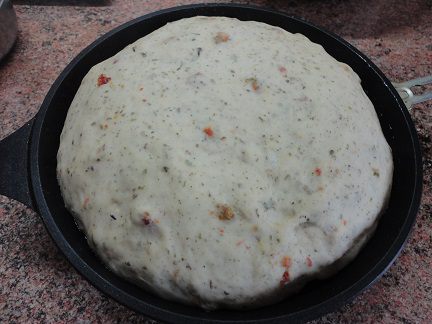 Булка с томатами и базиликом