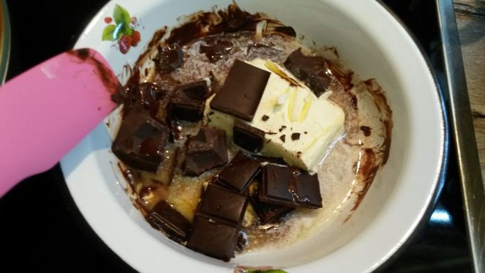 Шоколадный пирог с булочками