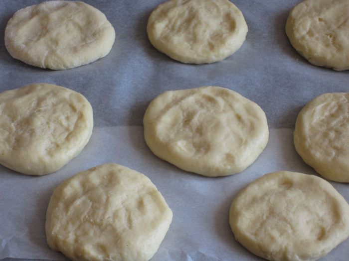 Пасхальные творожные булочки с заварным кремом и абрикосами