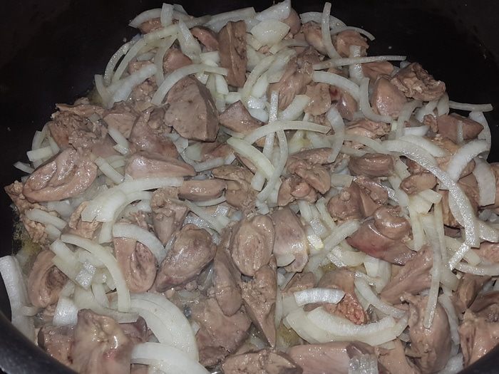 Капуста с куриной печенью и сердечками