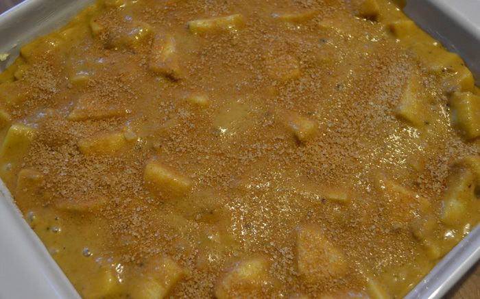 Влажный яблочный пирог с орехами