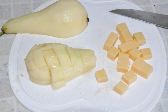 Уголки с пряной грушей, сыром и орехом