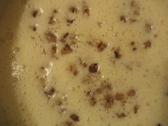 Медовый торт с черносливом и грецкими орехами