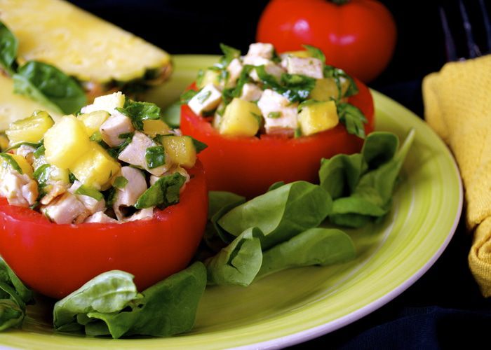 Томаты, фаршированные гавайским куриным салатом 