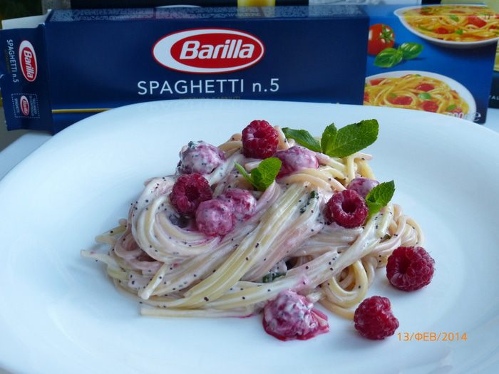 Спагетти с малиной в сливочно-медовом соусе