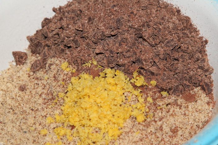 Шоколадный торт с грецкими орехами