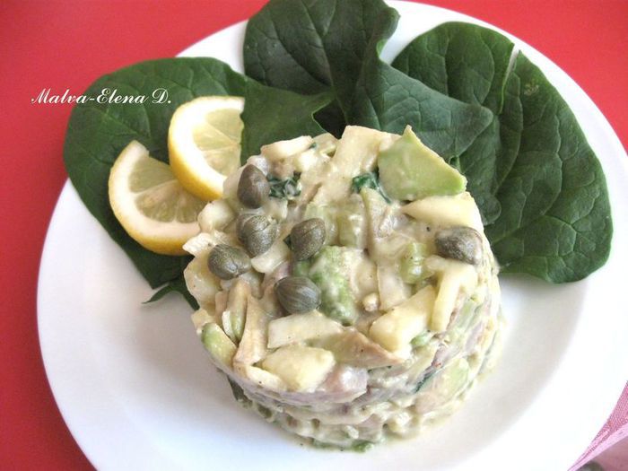 Салат с яблоком, сельдью и авокадо