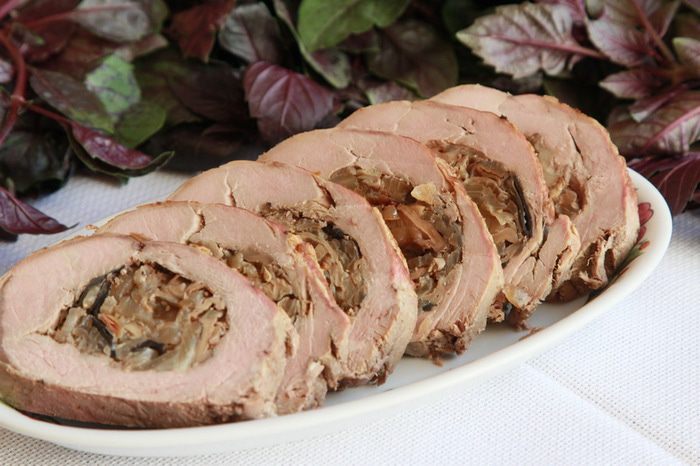 Свиное филе с луком и грибами