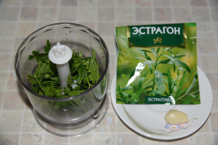 Семга с соусом эскарго и овощными роллами