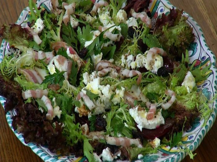 Свежий салат с козьим сыром, свеклой и изюмом