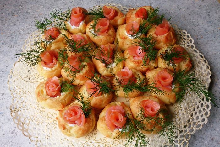 Профитроли с творожным сыром и семгой