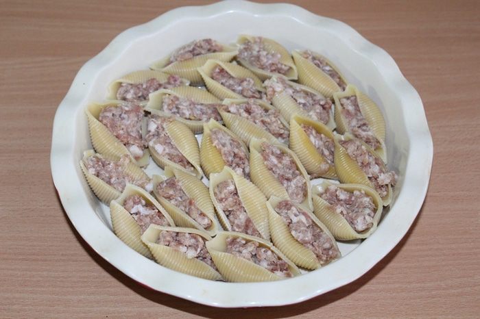 Фаршированные конкильони с баклажановым соусом