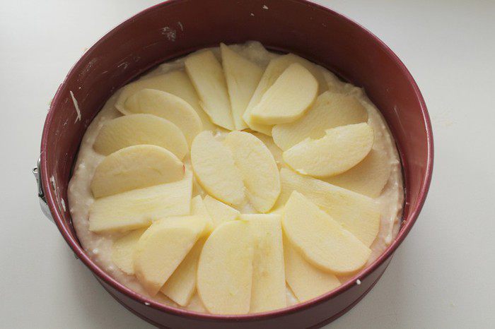 Пирог с творогом и яблоками