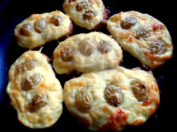 Запеченные гренки с творогом и виноградом